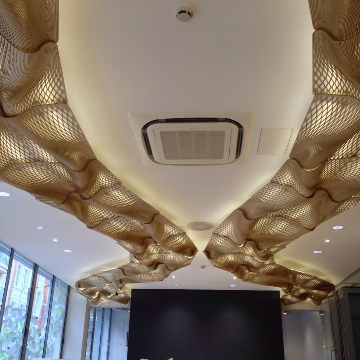 The Wooden Waves - Buro Happold - The ceiling Installation at 71 Newman Street - Picture by Bilal Mian ©Mamou-Mani