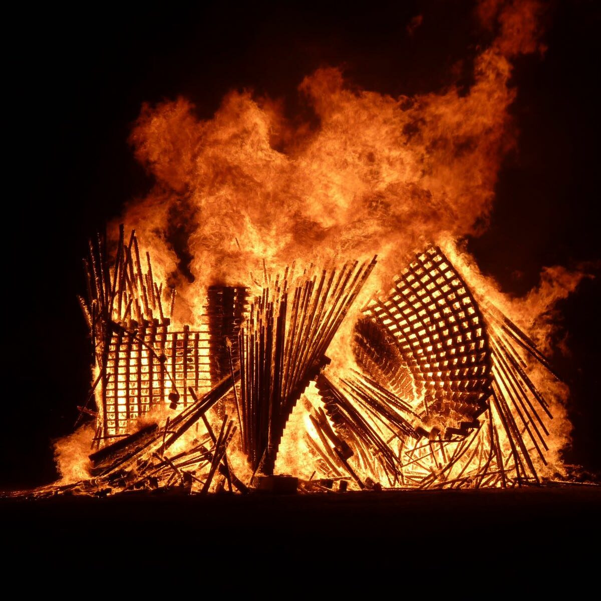 Tangential Dreams at Burning Man 2016- Burning the structure - Photgraphy by Reagan Parrish ©Mamou-Mani