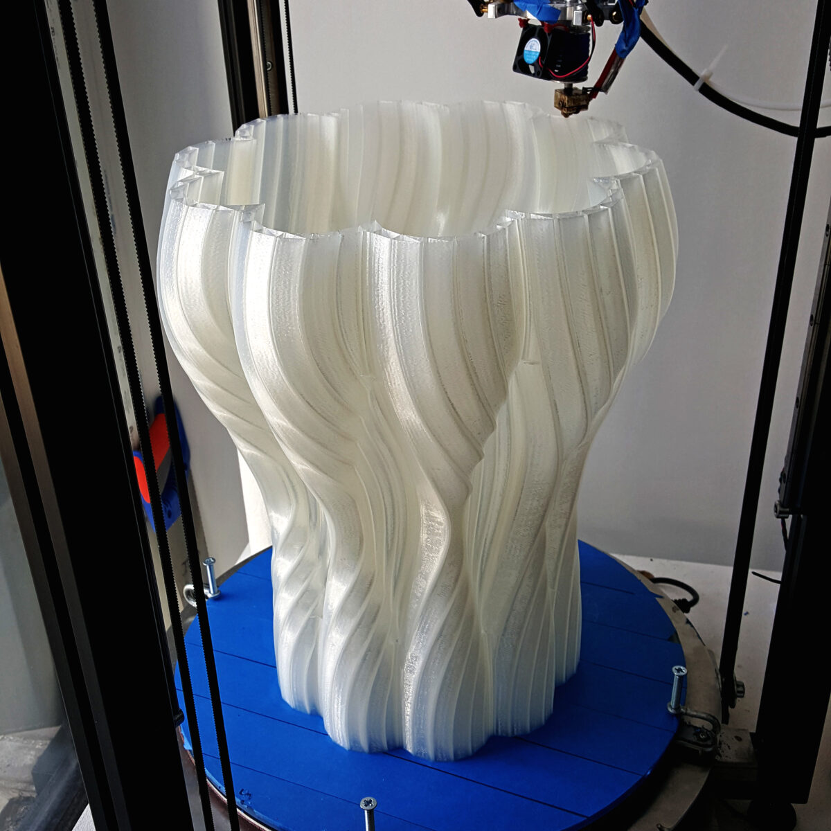 3D Printing process behind the The Smoke Stool – 1kg of PLA bioplastic printed at high speed and high temperature with custom infill ©Mamou-Mani